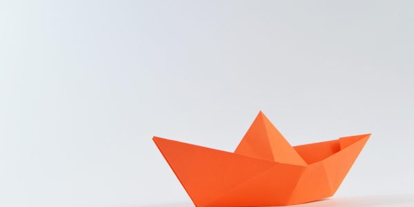xiao77论坛社区界面示意图，展示版块分类导航与用户互动帖子列表，深色界面专业感强